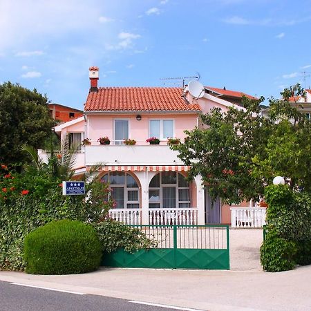 Apartments Tonka Примоштен Экстерьер фото