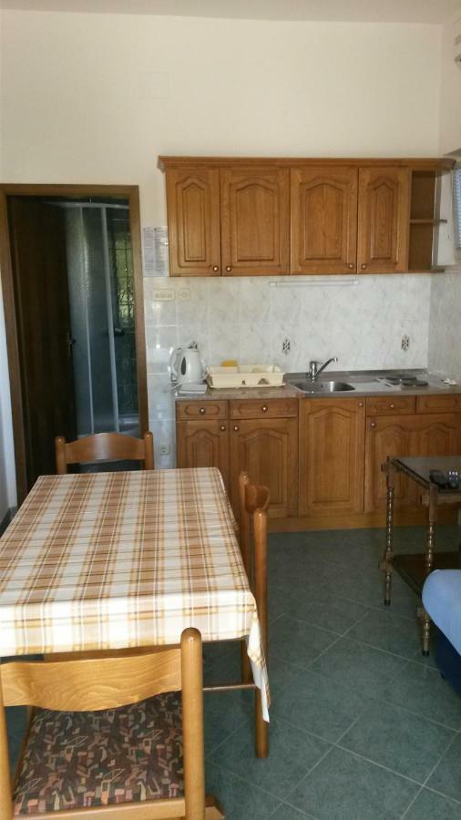 Apartments Tonka Примоштен Экстерьер фото