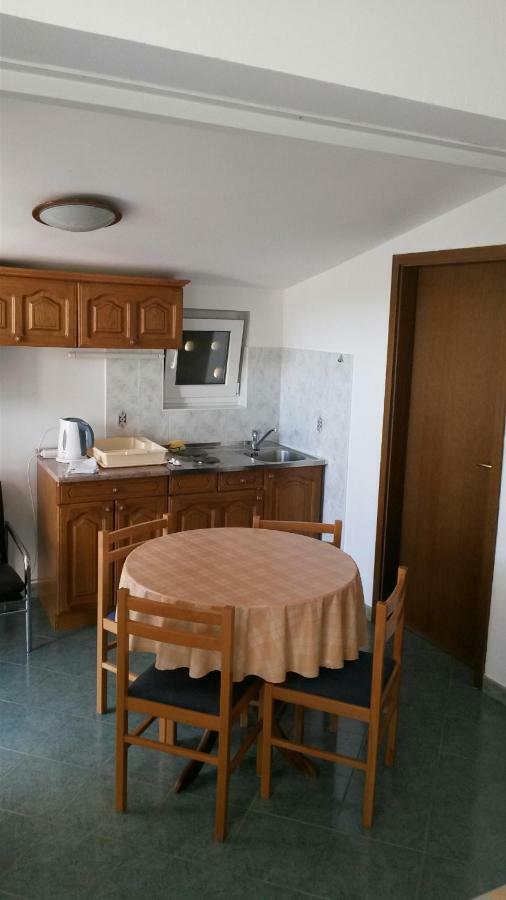 Apartments Tonka Примоштен Экстерьер фото