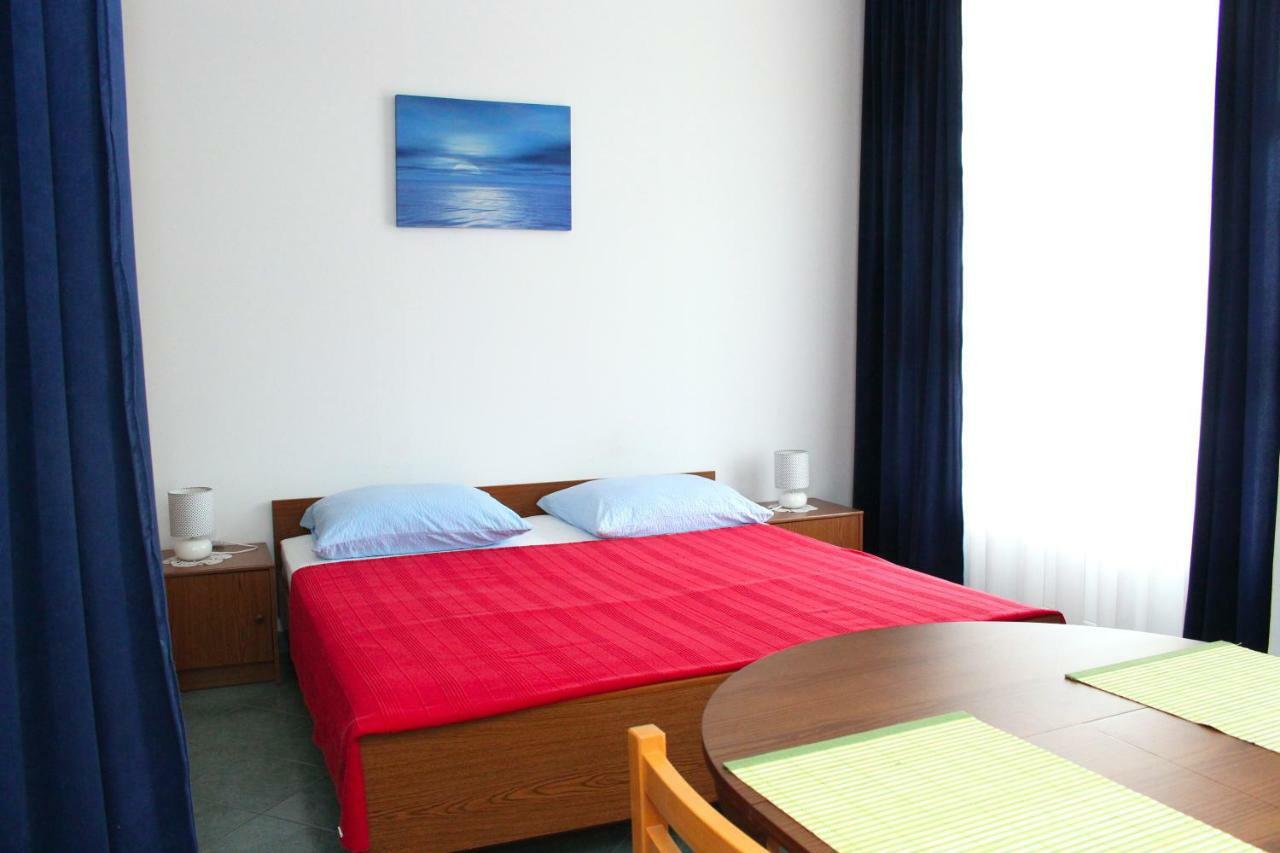 Apartments Tonka Примоштен Экстерьер фото