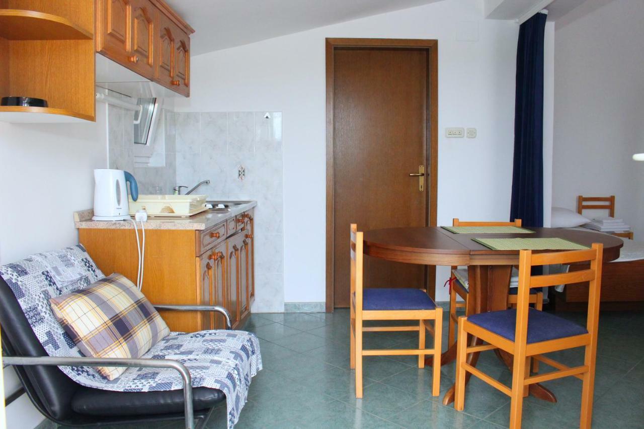 Apartments Tonka Примоштен Экстерьер фото
