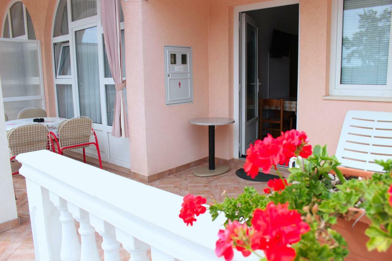 Apartments Tonka Примоштен Экстерьер фото